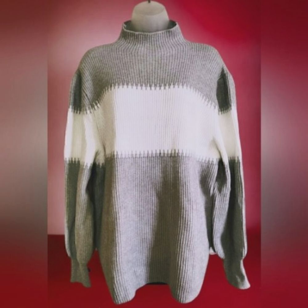 SWEATER  GRAY & WHITE CUSHY KNIT  NEW Large